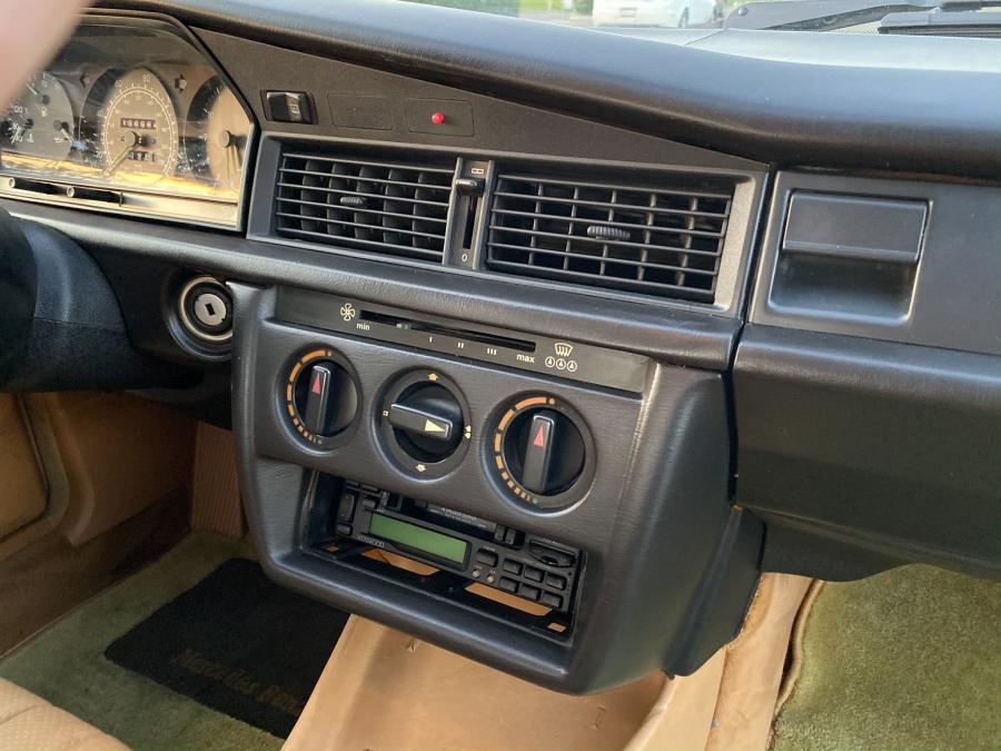 Детали интерьера Mercedes-Benz 190 D (W124) 1984 года  (NA) (фото 88 из 240)